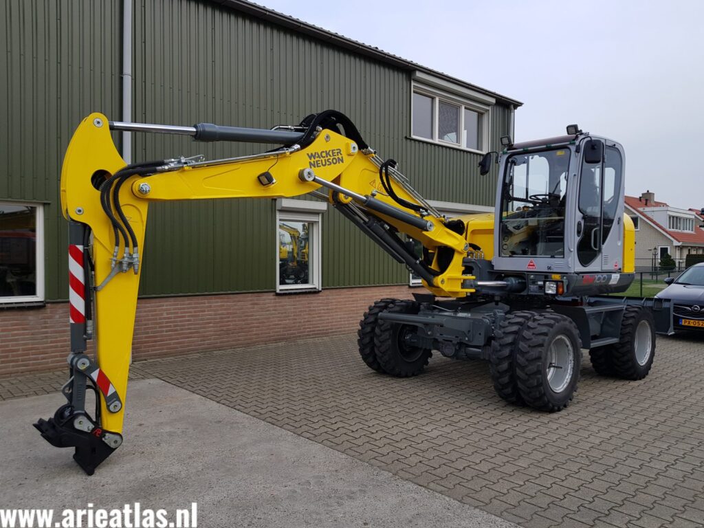 Wacker Neuson EW100 voor Van Kempen Loonwerk & Grondverzet BV